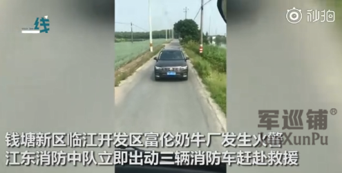 消防車出警救火，私家車倒行百米禮讓