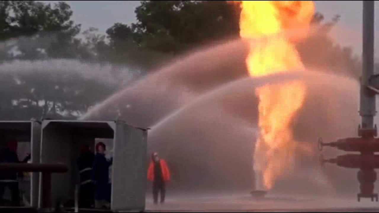 消防車消防水炮噴水滅火